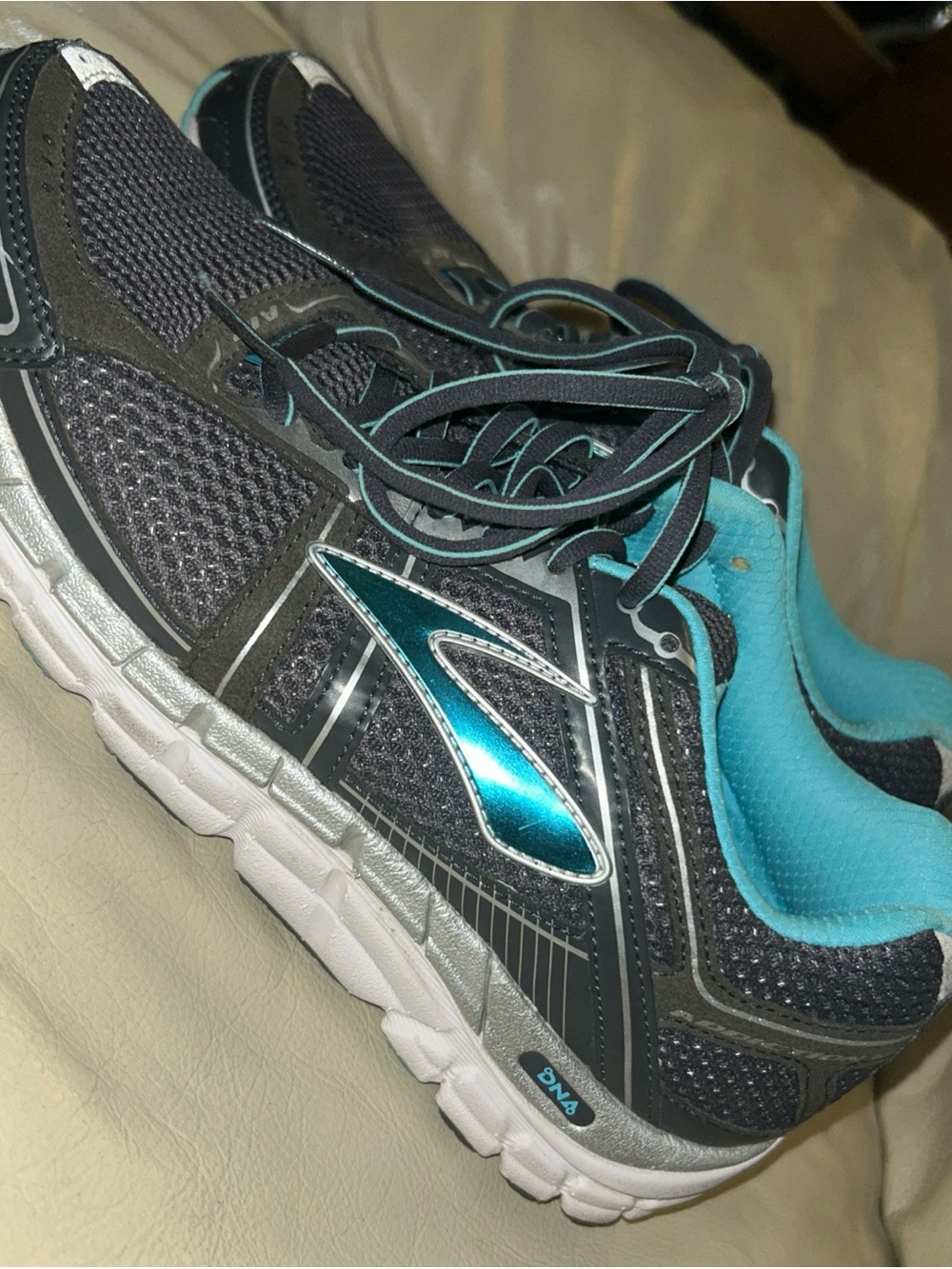Brooks Addiction 10 Wide women's US size sneakers shoes. Excellent Condition!